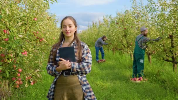 Vooraanzicht Een Appeltuin Drie Boeren Vrouw Staat Lachende Tablet Handen — Stockvideo