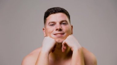 Dermatolojik hastalıklar farklıdır, derisi sorunlu bir adam kusurunu onu alarak gösterir. Pigmentasyonun dermatolojisi tam olarak anlaşılamıyor, ama insan sonuna kadar yaşayabilir. Stüdyo çekimi.