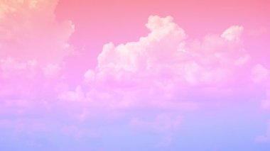 4K zamanındaki turuncu sarı dramatik gündoğumu ya da gündoğumu gökyüzü ve bulutların hareket edişi renkli bulutlu hava. Gökyüzünde hareket eden bulutların geniş görüntüsü