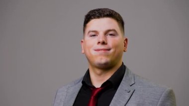 Standart olmayan kiloda kameraya bakan genç bir adam kendinden oldukça memnun. Stüdyo çekimi yüzünden izole edilmiş beyaz noktalar. Vitiligolar kendilerini kabul ederler..