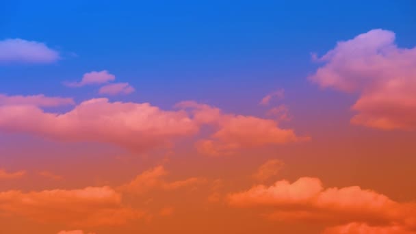 4Kオレンジ色の黄色の劇的な日の出や日の出の空と雲の時間の経過離れて圧延 カラフルな雲のテクスチャ雲の空気を移動します 雲が空中に広がり — ストック動画