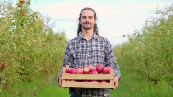 Vorderansicht Junger Mann Bauer Obstplantage Arbeiter Schnurrbart Stehen Lächeln Halten — Stockvideo