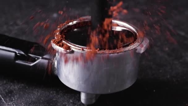 Крупним планом рулонна начинка смажена кава з кавоварки — стокове відео