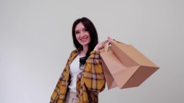 Black Friday Konzept. Glücklich lächelnde Frau hält eine Einkaufstasche aus Papier in der Hand und genießt den Einkauf — Stockvideo