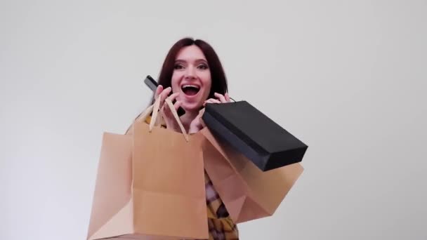 Conceito de sexta-feira negra. Feliz sorrindo mulher segurando um sacos de compras de papel e gosta de fazer compras — Vídeo de Stock