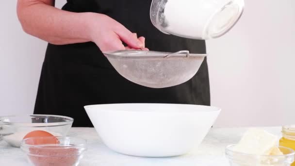 Robiąc domowej roboty piernikowe ciasteczka krok po kroku. Koncepcja majsterkowania. Mąka przesiewająca. Etap 1 — Wideo stockowe