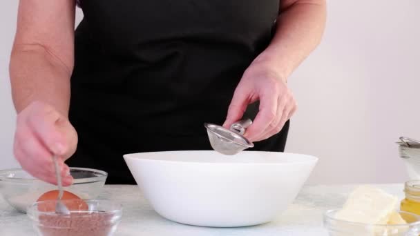 Schritt für Schritt selbst gebackene Lebkuchen herstellen. DIY-Konzept. Kakao sieben. Schritt 2 — Stockvideo