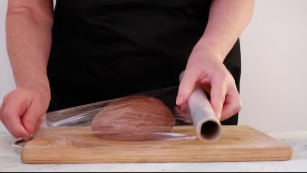 Schritt für Schritt selbst gebackene Lebkuchen herstellen. DIY-Konzept. Den Teig in Folie wickeln. Schritt 12 — Stockvideo