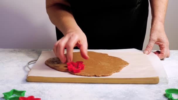 Schritt für Schritt selbst gebackene Lebkuchen herstellen. DIY-Konzept. Die Ausstecher ausstechen. Schritt 14 — Stockvideo