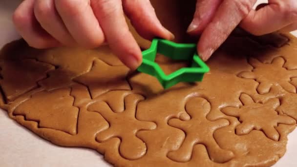 A fazer biscoitos caseiros de gengibre. Close-up cortar os cortadores de biscoitos na forma de uma estrela — Vídeo de Stock