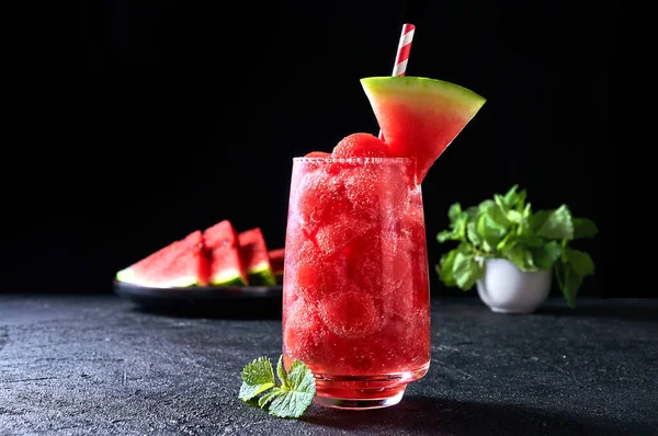 Bolas de ruiseñor de sandía maduras con soda en vidrio sobre fondo oscuro. Refrescante bebida de verano —  Fotos de Stock