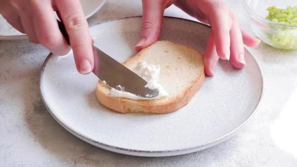 Frischkäse Großaufnahme Auf Brot Verteilen — Stockvideo