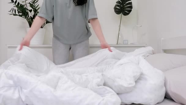 Kvinnan Viftar Med Filten Byter Sänglinne Sovrummet Långsamma Rörelser — Stockvideo