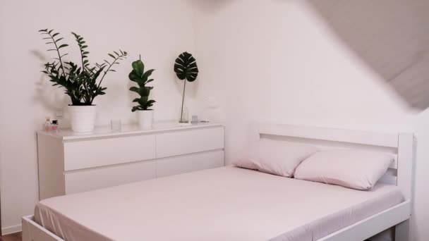 白色的毯子落在床上 在卧室里换床单 现代风格的漂亮明亮的房间 — 图库视频影像