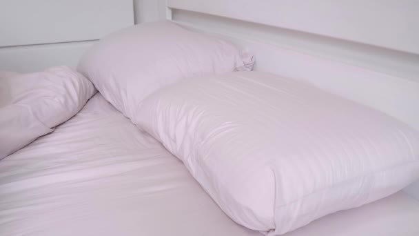 Mulher Sorridente Cai Sobre Travesseiro Adormece Bela Sala Brilhante Estilo — Vídeo de Stock