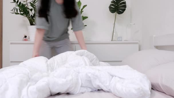 Kvinnan Byter Sängkläder Sovrummet Vackert Ljust Rum Modern Stil — Stockvideo