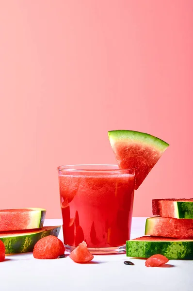 Färsk Vattenmelonsaft Eller Smoothie Glas Med Vattenmelonbitar Rosa Bakgrund Uppfriskande — Stockfoto