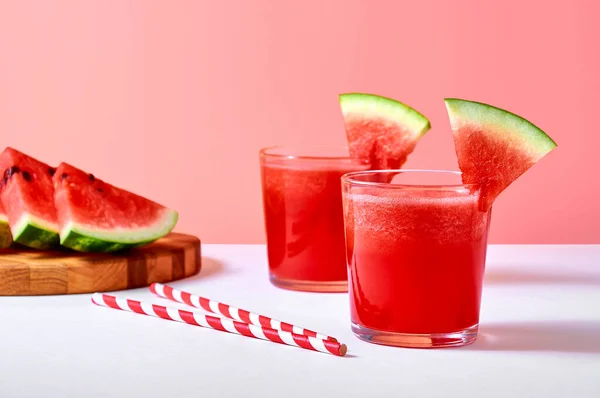 Nahaufnahme Von Frischem Wassermelonensaft Oder Smoothie Gläsern Mit Wassermelonenstücken Auf — Stockfoto