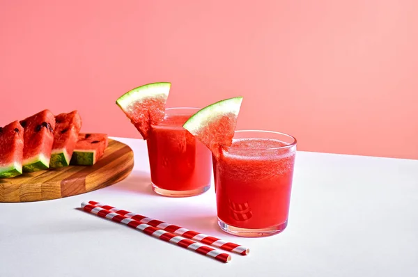 Färsk Vattenmelonsaft Eller Smoothie Glas Med Vattenmelonbitar Träskiva Rosa Bakgrund — Stockfoto