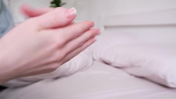 Nahaufnahme Einer Frau Die Morgens Bett Ihre Hände Mit Creme — Stockvideo