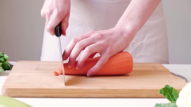 Mujer Rebanadas Zanahoria Círculos Una Tabla Cortar Madera Mesa Blanca — Vídeo de stock