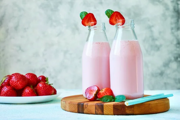 Erdbeer Smoothie Großaufnahme Oder Milchshake Glas Mit Beeren Auf Holzbrett — Stockfoto