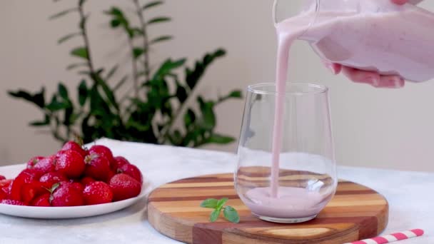 Γυναίκα Ρίχνει Smoothie Φράουλα Milkshake Ποτήρι Υγιεινό Δροσιστικό Καλοκαιρινό Ποτό — Αρχείο Βίντεο