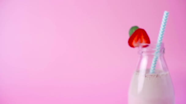 Out Focus Strawberry Smoothie Milkshake Bottle Slowly Coming Focus Pink — Wideo stockowe