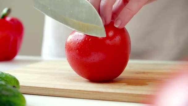 Close Shot Woman Hands Slicing Fresh Tomato Cutting Board Preparation — Stockvideo