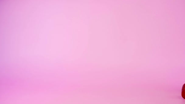 Aardbei Smoothie Milkshake Glazen Fles Bewegen Roze Achtergrond Hoge Kwaliteit — Stockvideo