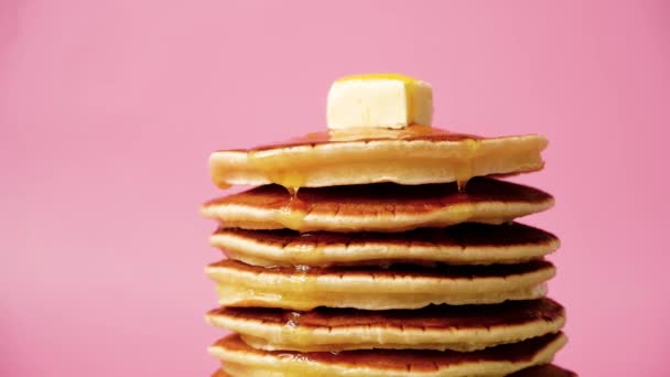 Close Pancakes Butter Trickling Drop Honey Maple Syrup Pink Background — Stockvideo