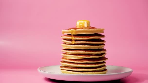 Pancakes Butter Trickling Drop Honey Maple Syrup Pink Background High — Stok Video