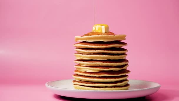 Pancakes Butter Poured Honey Maple Syrup Pink Background Close High — Videoclip de stoc