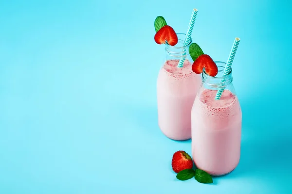 Strawberry Smoothie Milkshake Glass Jar Berries Blue Background Healthy Summer —  Fotos de Stock