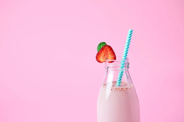 Close Strawberry Smoothie Milkshake Glass Jar Berries Pink Background Healthy —  Fotos de Stock