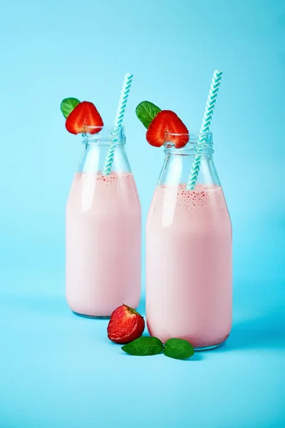 Strawberry Smoothie Milkshake Glass Jar Berries Blue Background Healthy Summer — Foto Stock