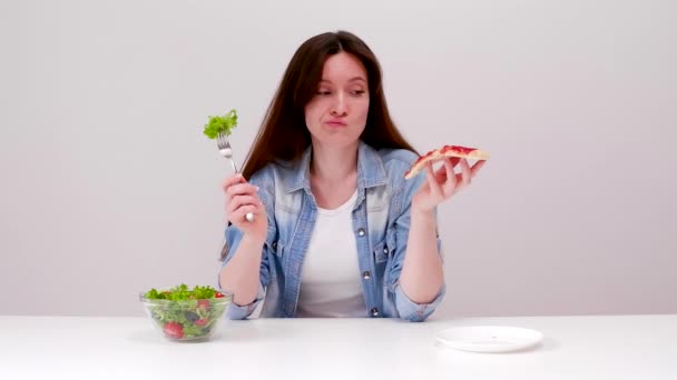 Jeune Femme Sur Régime Veut Manger Pizza Mais Fait Choix — Video