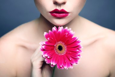 Bayan gerbera ile