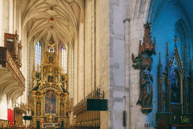 Krakow, Polonya - 15 Nisan 2018: İskenderiyeli Aziz Catherine Kilisesi 'nin ana sunağı, Krakow' daki Augustinian Manastırı