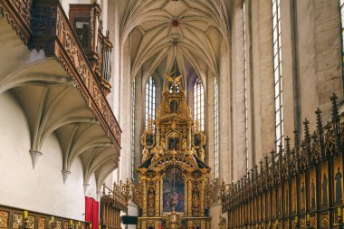 Krakow, Polonya - 15 Nisan 2018: İskenderiyeli Aziz Catherine Kilisesi 'nin ana sunağı, Krakow' daki Augustinian Manastırı