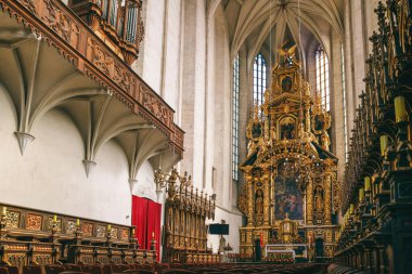 Krakow, Polonya - 15 Nisan 2018: İskenderiyeli Aziz Catherine Kilisesi 'nin ana sunağı, Krakow' daki Augustinian Manastırı