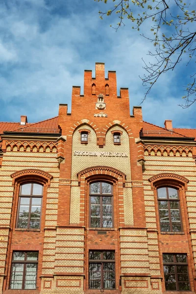 Oud gebouw van de stad primaire innovatie school Szkola Mijeska 16 in de wijk Kazimierz van de stad Krakau, Polen — Stockfoto