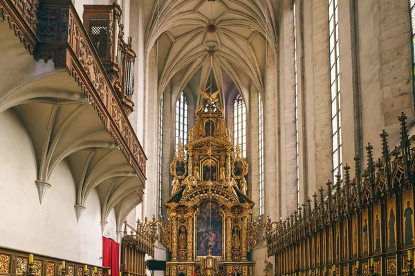 Krakow, Polonya - 15 Nisan 2018: İskenderiyeli Aziz Catherine Kilisesi 'nin ana sunağı, Krakow' daki Augustinian Manastırı