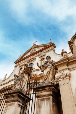 Aziz Peter ve Paul Kilisesi, Krakow, Polonya 'da ön cephede. Grodska Caddesi 56 numaradaki Old Town 'da bulunan giriş heykeli