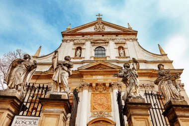 Aziz Peter ve Paul Kilisesi Polonya 'nın Krakow şehrinde Grodska Caddesi 56 numarada yer alıyor.