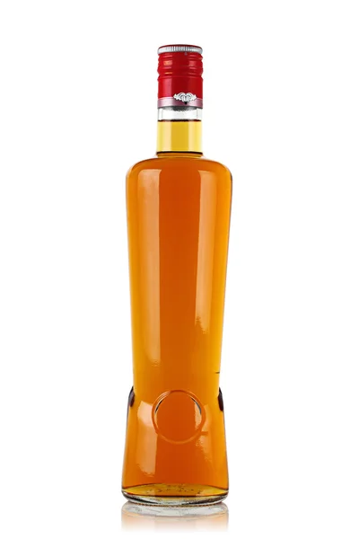 Uma garrafa de conhaque sobre um fundo branco . — Fotografia de Stock