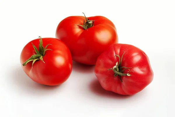 Tres Grandes Tomates Rojos Maduros Sobre Fondo Claro — Foto de Stock