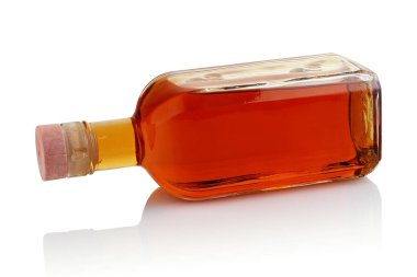 Beyaz arka planda alkollü güçlü bir içki şişesi.