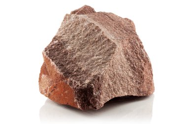 Bir taş, beyaz bir arka planda kırmızı bir kuartzite ait kaba bir parça.