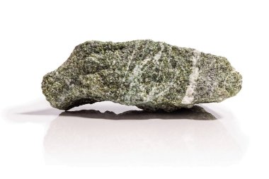 Taş, beyaz bir arka planda bir parça yeşim taşı